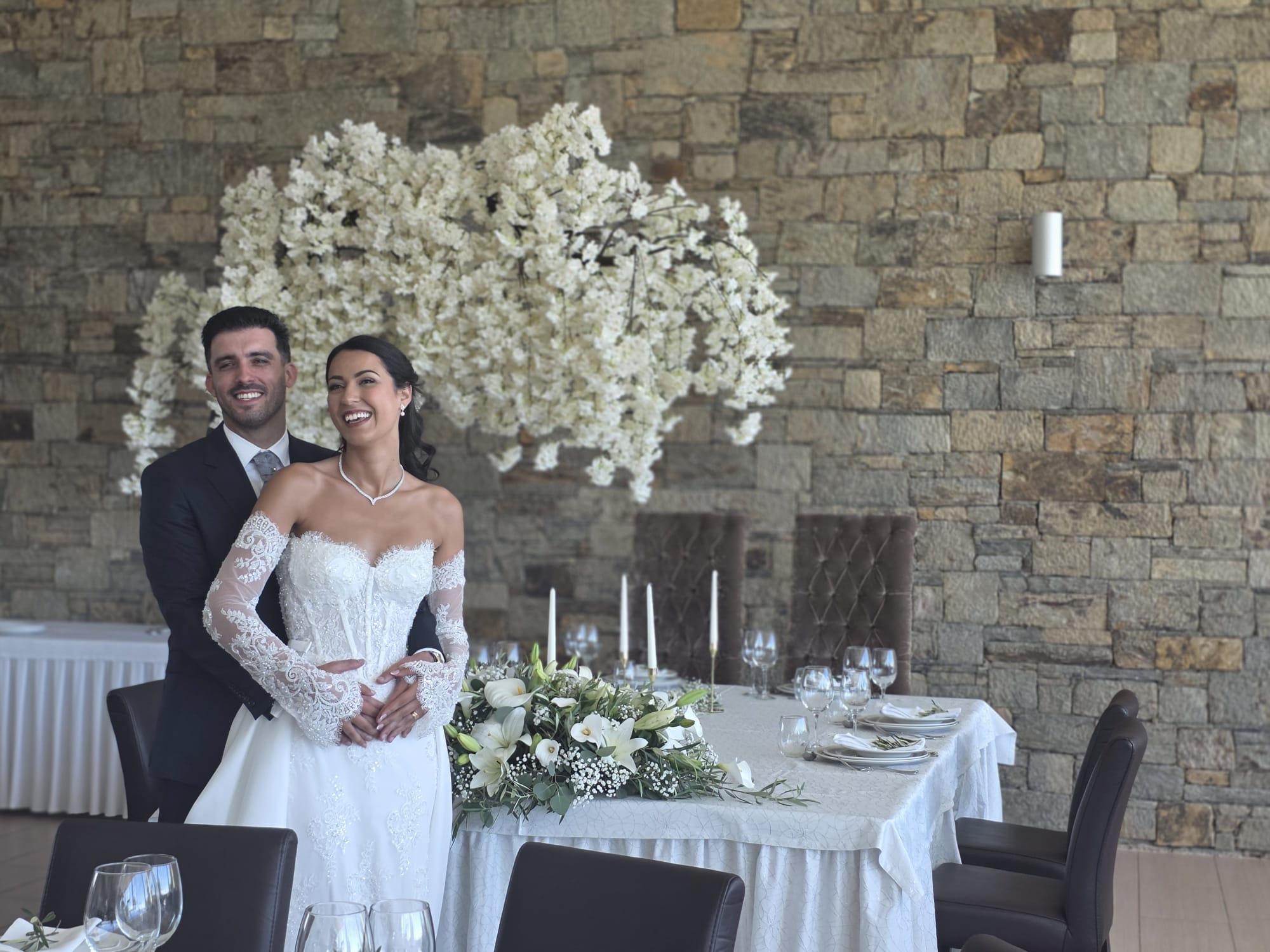 Mesa longa decorada com hortênsias na Quinta da Carvalhinha